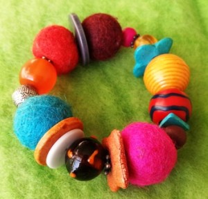 felt bead and button bracelet
